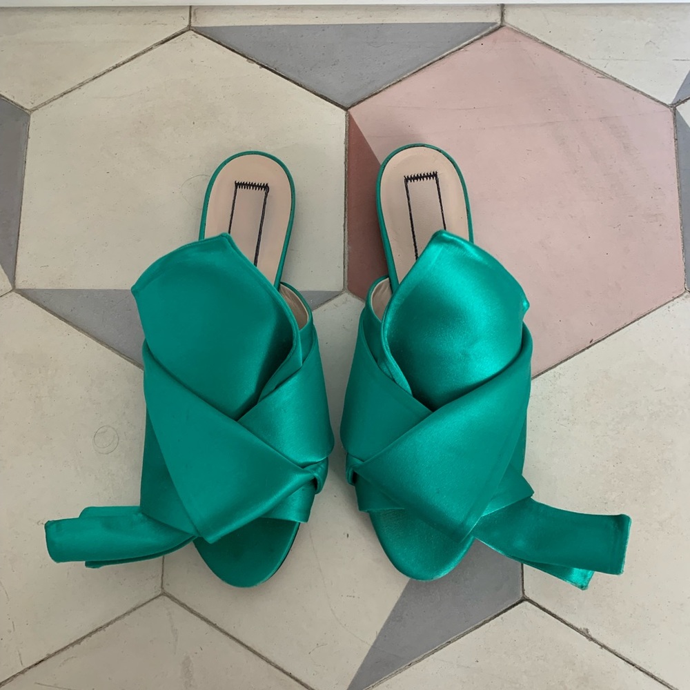 No 21 emerald green silk sandals